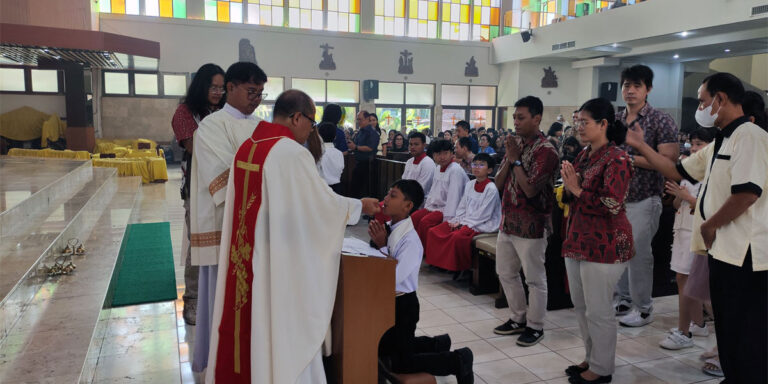 Sukacita Komuni Pertama, 46 Umat Sambut Tubuh Kristus untuk Pertama Kalinya