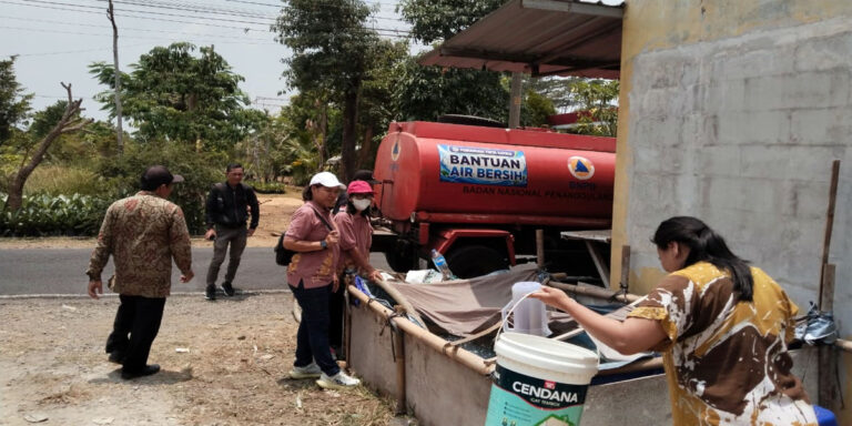 Penyaluran Air Bersih untuk Warga Desa Keniten